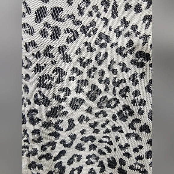 Chicos Non-Iron Cool max all season Cheetah/Leopard print Button Up -Sz. 1 (Med) - Picture 7 of 9